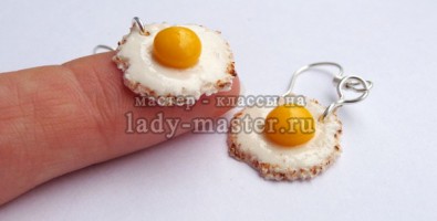 Кулинарная миниатюра: яичница из полимерной глины