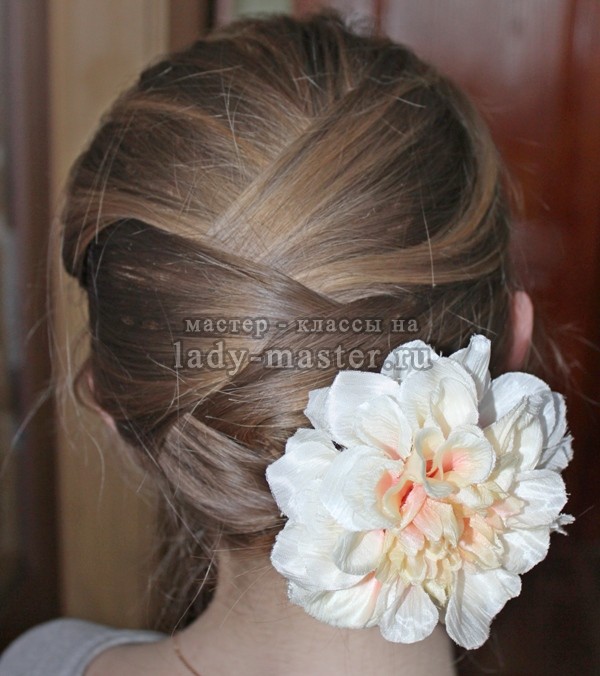 Прическа с цветком в волосах, фото