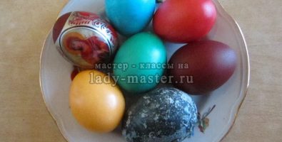 5 самых дешевых и простых средств для окрашивания яиц на Пасху