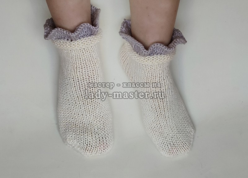 Уютные носки с рюшами, связанные спицами