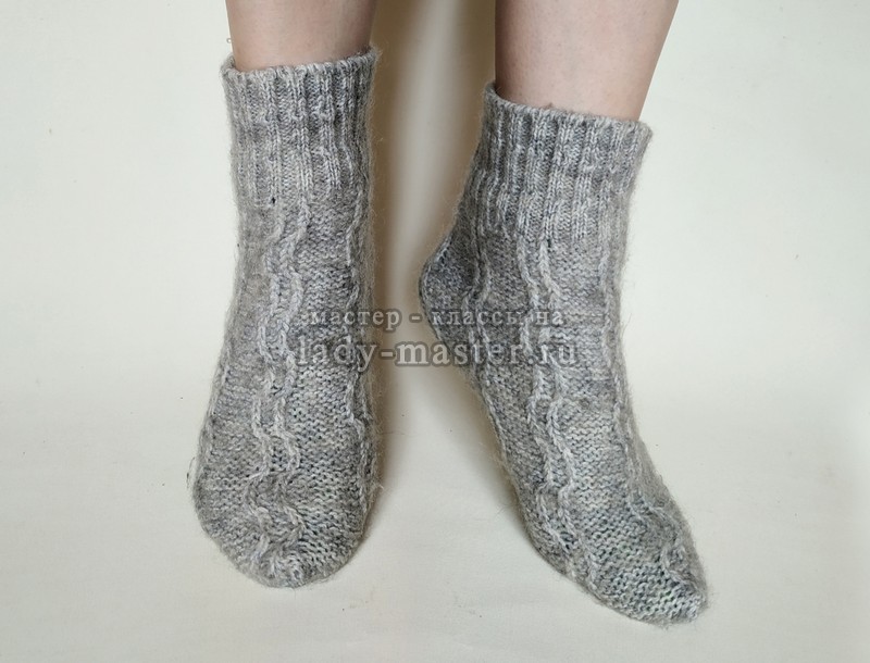 Как сшить теплые носки из старого свитера