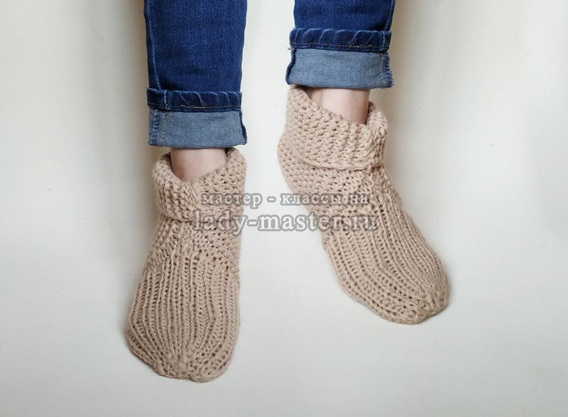 Домашние тапочки — носочки из толстой пряжи спицами