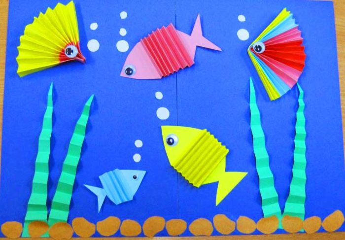 Аквариумные рыбки гармошкой из цветной бумаги