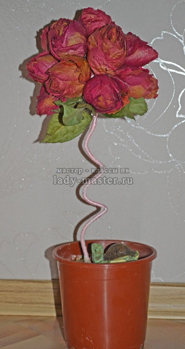 Топиарий из сухих роз готов, фото
