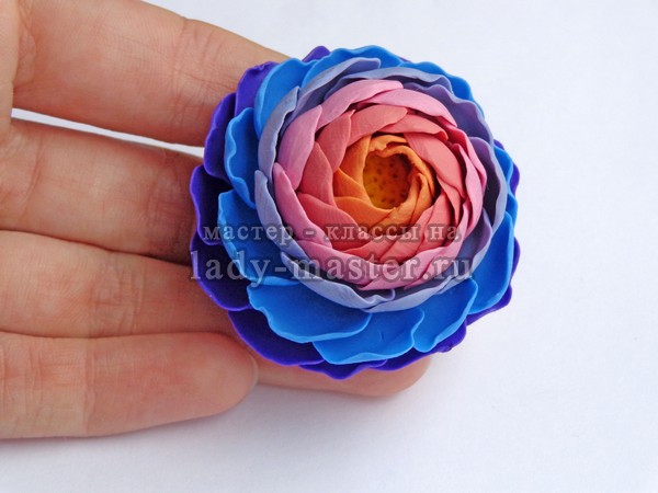 Кольцо в виде объемного цветка из полимерной глины, фото