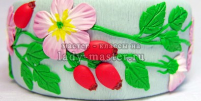 Цельный браслет из полимерной глины с цветами и ягодами шиповника