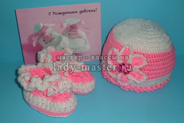 Нежно - розовые шапочка и пинетки, фото