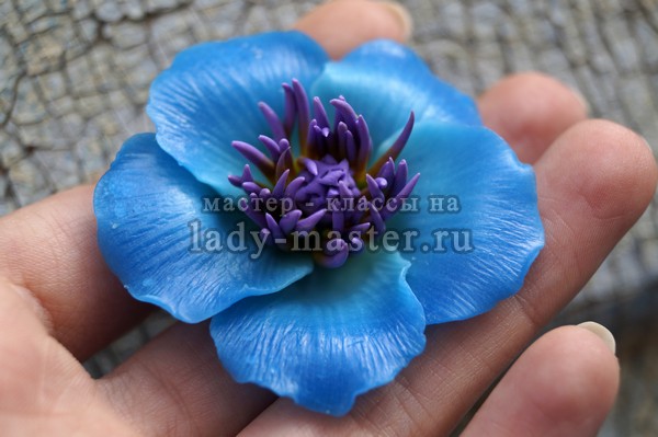 Брошь из полимерной глины с голубым цветком, фото