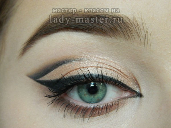 Графичный макияж для зеленых глаз, фото