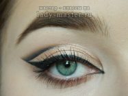 Как сделать графичный макияж со стрелкой для зеленых глаз