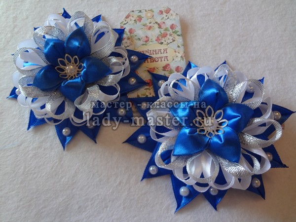 Бело - синие заколки с цветочками из лент, фото