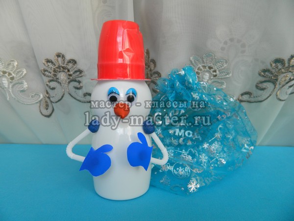 снеговик из пластиковых стаканчиков, фото