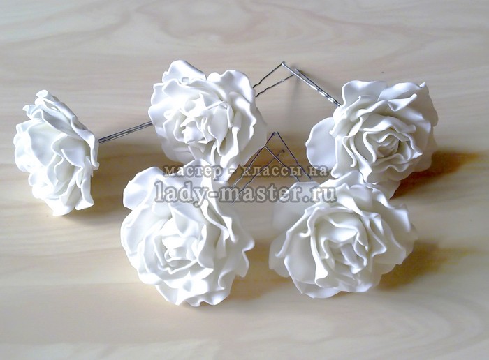 Белые розы из фоамирана в голову невесте или для свадебного букета