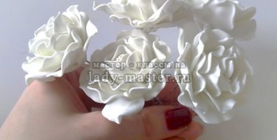 Белые свадебные розы из фоамирана в прическу невесты