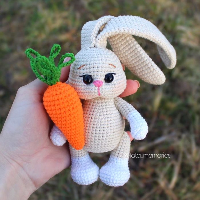 Кролик «Ушастик» с морковкой крючком