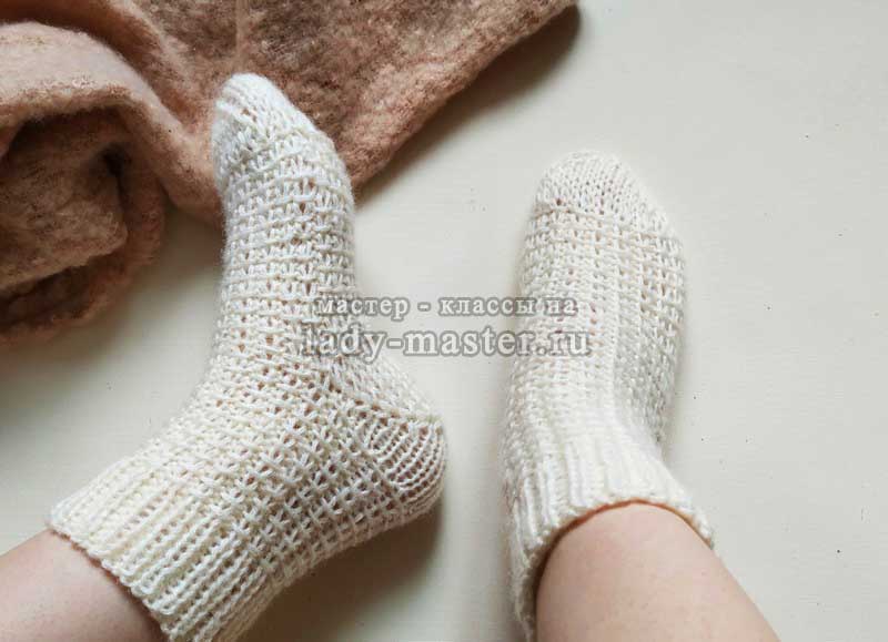 Белые носки с легким узором спицами