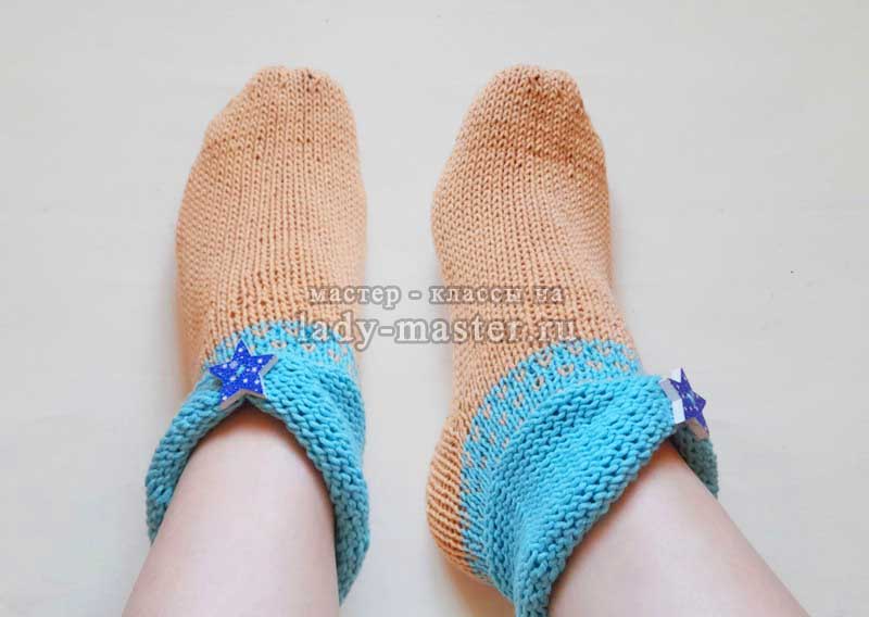 Двухцветные носки спицами с описанием
