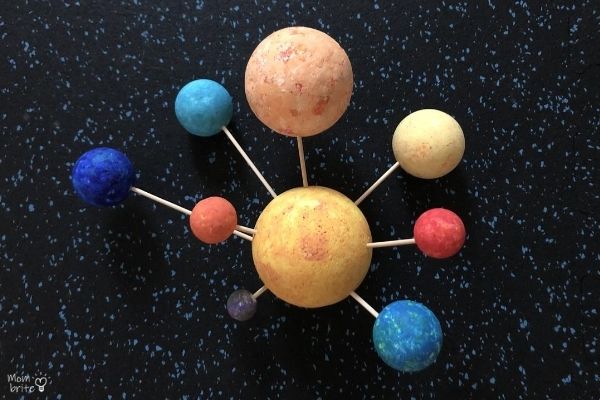 3D-модель солнечной системы из шариков из пенопласта