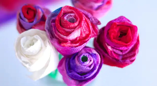 Оригинальные разноцветные розы из туалетной бумаги