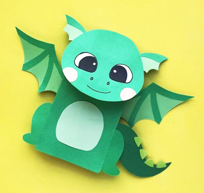 Милый зеленый дракон из бумажного пакета